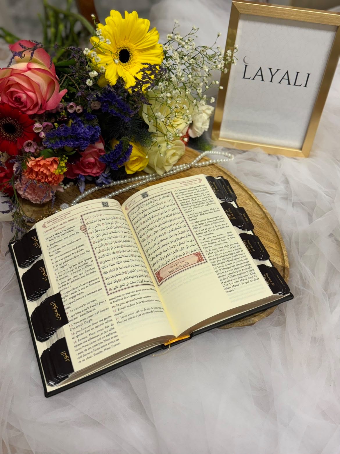 Coran ouvert entouré de fleurs avec cadre LAYALI